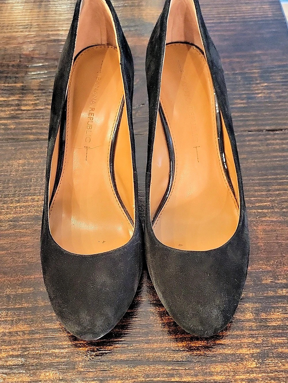 Banana Republic Black Wedge Pumps